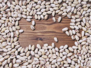 Ahşap zemin üzerine Antep fıstığı kuru. Gıda çerçeve