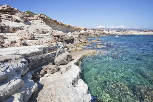 Paisaje marino mediterráneo. Bahía de pistolas. Paphos, Chipre . — Foto de Stock