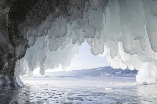 Eishöhle, Baikalsee, Oltrek-Insel. Winter — Stockfoto