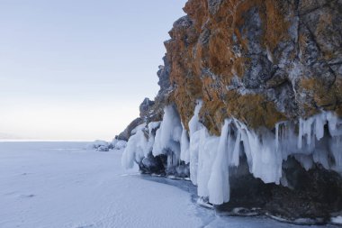 Oltrek Adası kaya buz sarkıtları. Deniz Baykal kış manzarası