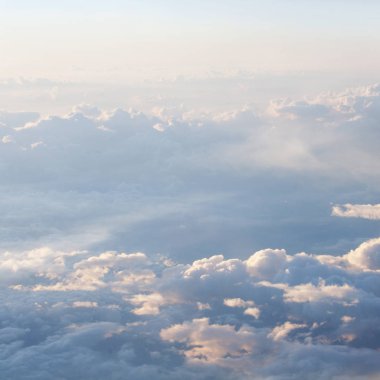 Gün batımı gökyüzünde bulutlar. Doğa arka plan