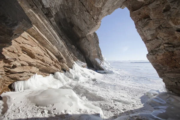 Cueva en Cabo Uyuga. Lago Baikal, invierno — Foto de Stock