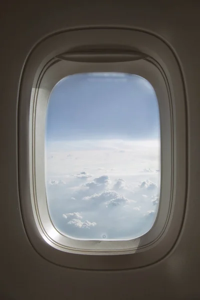 Cielo con nubes. Vista desde la ventana del avión — Foto de Stock