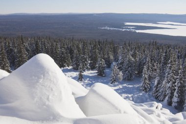 Dağ Zuratkul, kış manzarası. Snowdrifts ormanının yakınındaki