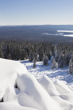 Dağ Zuratkul, kış manzarası. Snowdrifts ormanının yakınındaki
