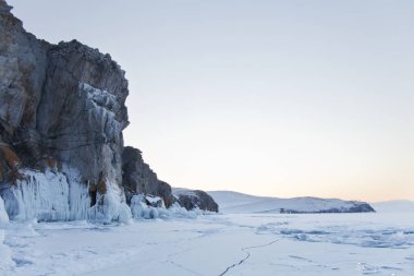 Baykal Gölü kıyısında. Buz sarkıtları. Kış manzarası