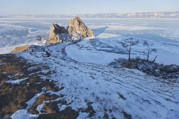 Рок Shamanka. Бурхан мису. Озеро Байкал, зимовий пейзаж — стокове фото