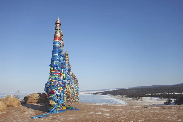 Columnas con cintas de colores en el Cabo Burhan. Lago Baikal landsc — Foto de Stock