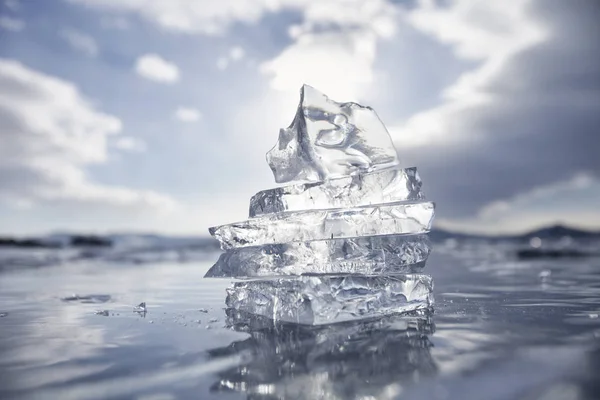 Témpanos de hielo construidos en una pirámide. Lago Baikal. Invierno — Foto de Stock