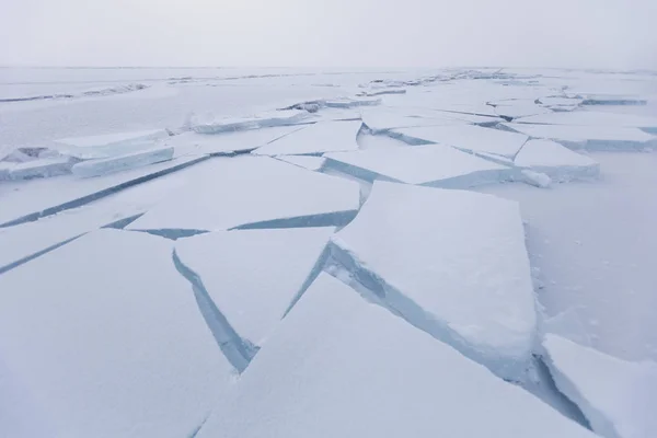 贝加尔湖，冰裂缝。浮冰。冬天 — 图库照片