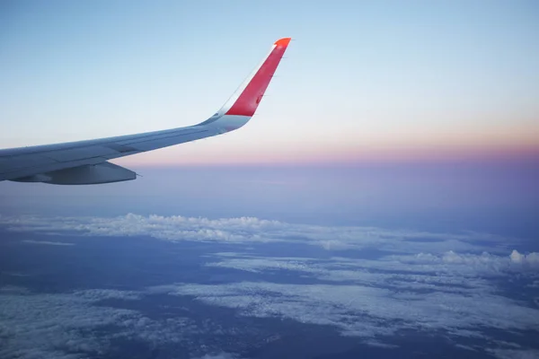 Ala de avión al amanecer. Viajes — Foto de Stock