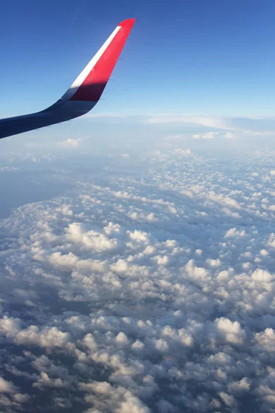 Avión ala en el cielo nublado. Viajes — Foto de Stock