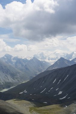 Beluha dağın manzara iniş--dan belgili tanımlık geçmek Karatyurek. Alta
