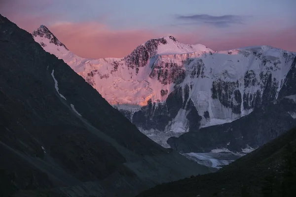 Montaña Beluha al atardecer. Altai, Rusia — Foto de Stock