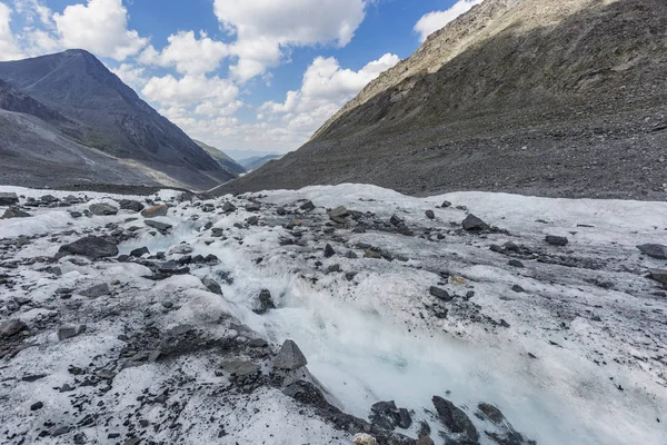 Agua limpia en arroyo. Glaciar Akkem. Montañas Altai — Foto de Stock