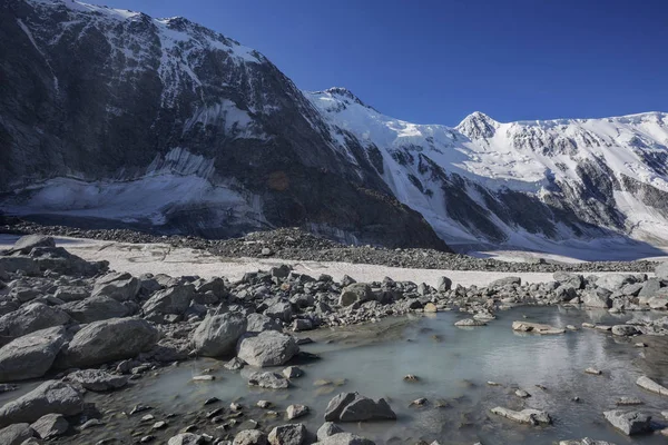 Akkem Ruver cerca de la montaña Beluha. Altai. — Foto de Stock