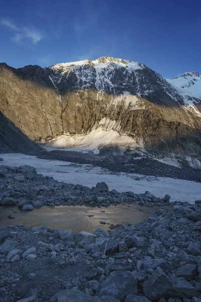 Río Akkem cerca de la montaña Beluha. Altai. Rusia — Foto de Stock