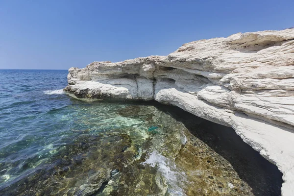 Средиземное море. White rocks near Governor 's beach — стоковое фото