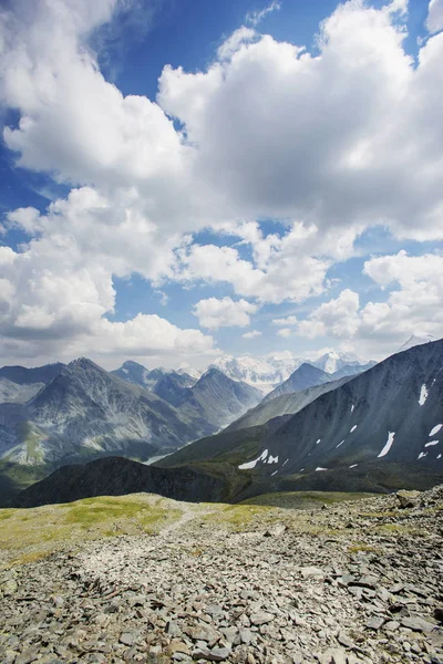 Pohled z průsmyku Karatyurek. Altajské hory krajina — Stock fotografie