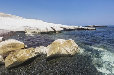 Beyaz Valilik sahil yakınında kayalar. Akdeniz deniz manzara. 