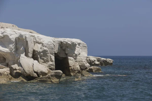 Cueva en rocas blancas cerca de la playa del gobernador; Chipre. Paisaje marino — Foto de Stock