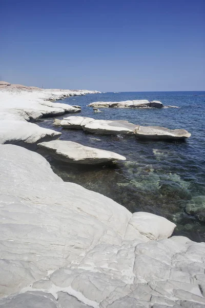 Paisaje marino. Roca blanca cerca de la playa del Gobernador, Chipre — Foto de Stock