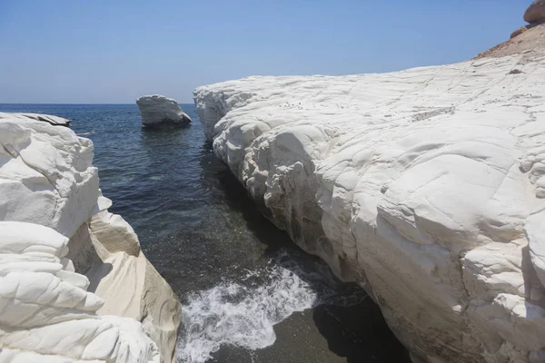 Paisaje marino mediterráneo. Rocas blancas cerca de la playa del gobernador ; — Foto de Stock