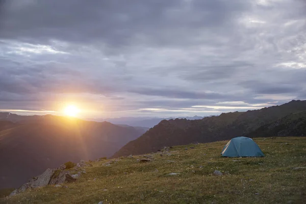 Altai. Tenda al tramonto campeggio turistico "Rifugio in pietra " — Foto Stock