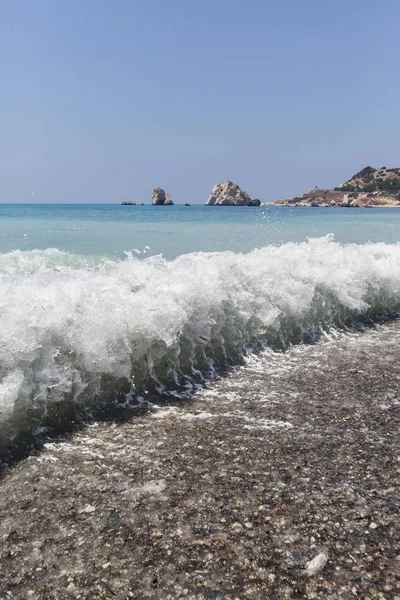 Wave op strand in de buurt van Aphrodite steen. Cyprus. — Stockfoto