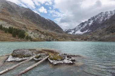Göl Kuiguk. Altay Dağları. Sonbahar manzara