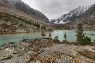 Göl Kuiguk görünümü. Altay Dağları doruklarına. Sonbahar la