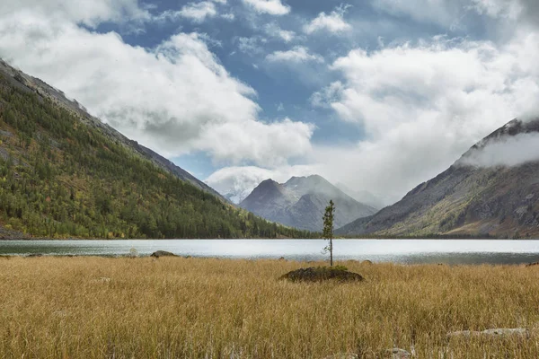 Medial Multinskiye lake, Altai mountains. Autumn landscape — Stock Photo, Image