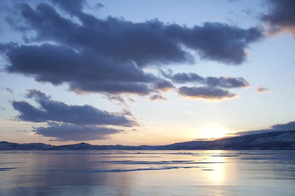 Lago Baikal, paisaje de atardecer de invierno — Foto de Stock