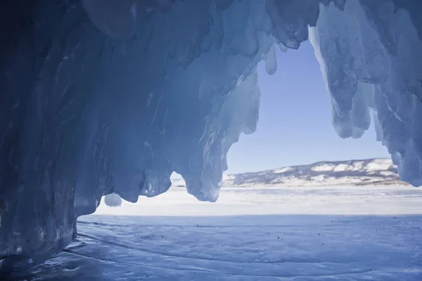 Cueva de hielo de la isla de Oltrek, lago Baikal. Invierno — Foto de Stock