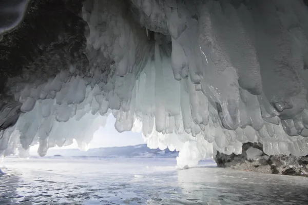 Eishöhle, Baikalsee, Oltrek-Insel. Winter — Stockfoto