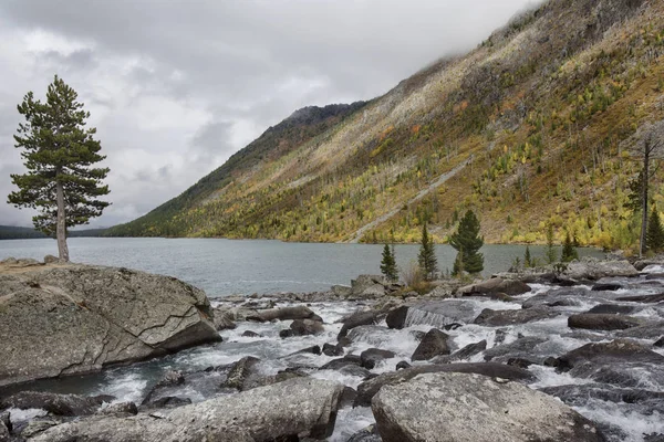 El agua desemboca en el lago Lower Multinskioe. Altai montañas paisaje — Foto de Stock