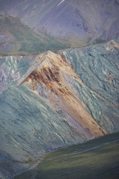 Montaña Madre del Mundo y el valle del Jarlu desde el paso — Foto de Stock