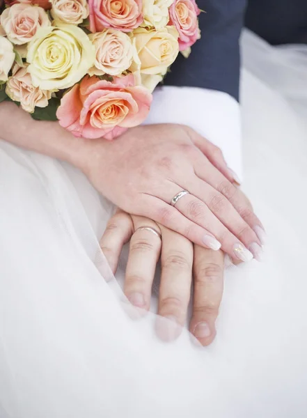 Sposa e sposo mani con fedi nuziali . — Foto Stock