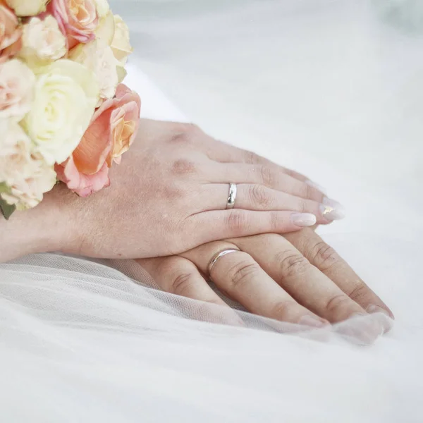 Recém-casados mãos com anéis de casamento . — Fotografia de Stock