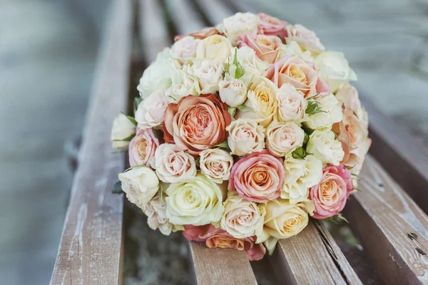Bukiet ślubny z kwiatów róży — Zdjęcie stockowe