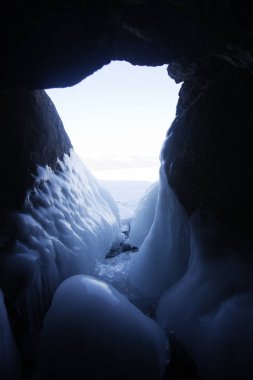 Buz sarkıtları mağarada. Deniz Baykal, Oltrek Adası. Kış manzarası