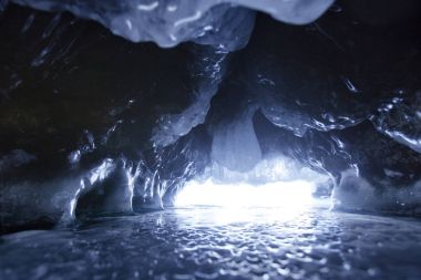Buz sarkıtları mağarada. Deniz Baykal. Kış manzarası