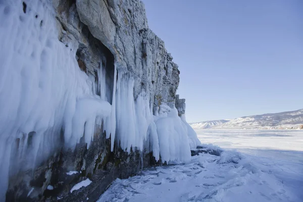 Eiszapfen in ogoi Island Rock. Winterlandschaft — Stockfoto