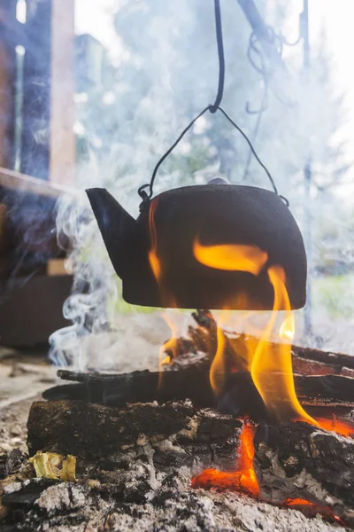 Geräucherter Wasserkocher am Lagerfeuer. Tourismus — Stockfoto