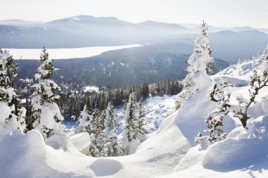 Dağ gölü Zuratkul görünümünden. Kış manzarası. 
