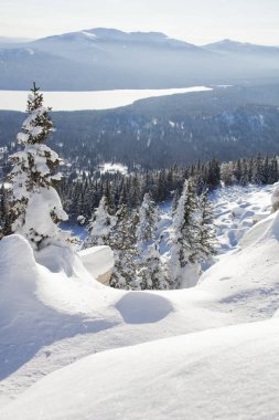 Dağ gölü Zuratkul görünümünden. Kış manzarası. 
