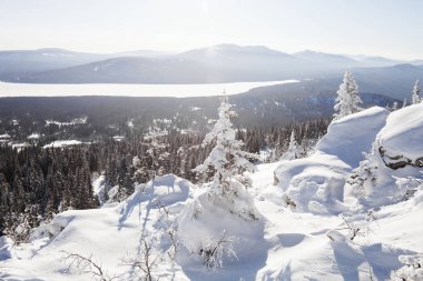 Dağ gölü Zuratkul görünümünden. Kış manzarası. 