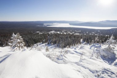 Dağ gölü Zuratkul görünümünden. Kış manzarası. 