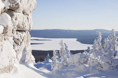 Dağ gölü Zuratkul görünümünden. Kış manzarası. 