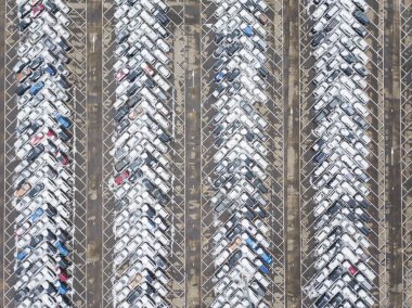 Büyük araba park. Yukarıdan görüntüleyin. Endüstriyel arka plan